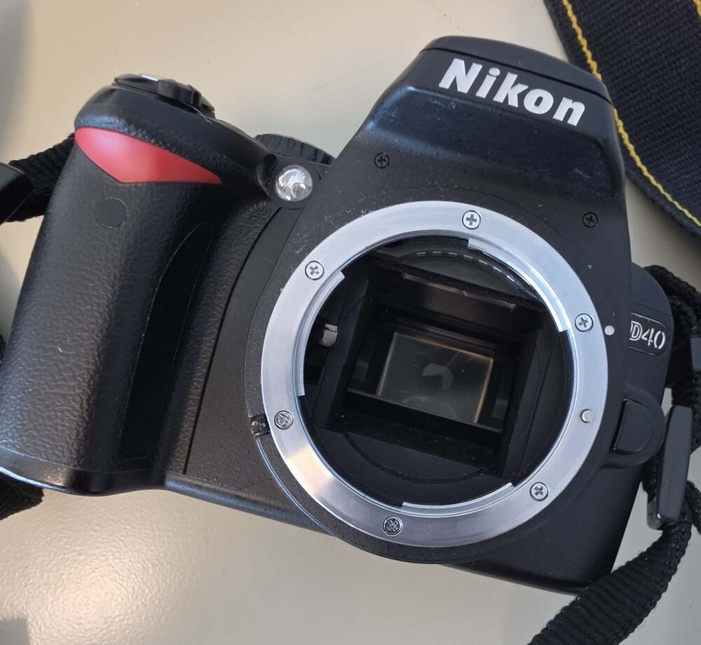 Nikon D40 6.1MP DSLR Camera with 18-55mm Lens and Battery Charger - Picture 6 of 13